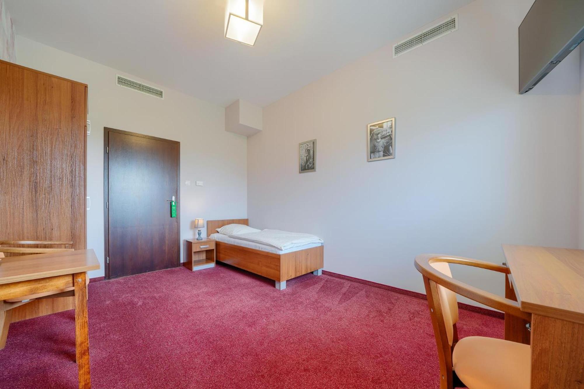 Hotel Aviator Kamien Slaski ภายนอก รูปภาพ