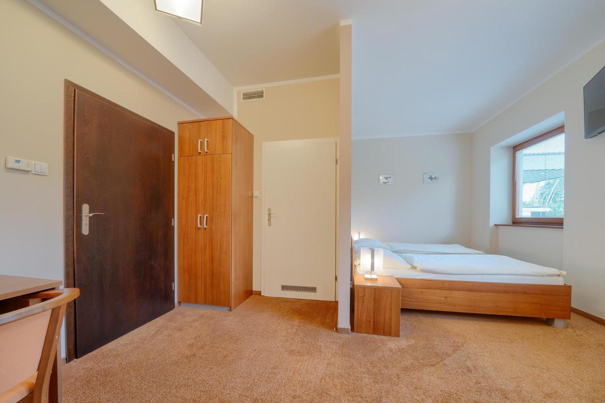 Hotel Aviator Kamien Slaski ภายนอก รูปภาพ