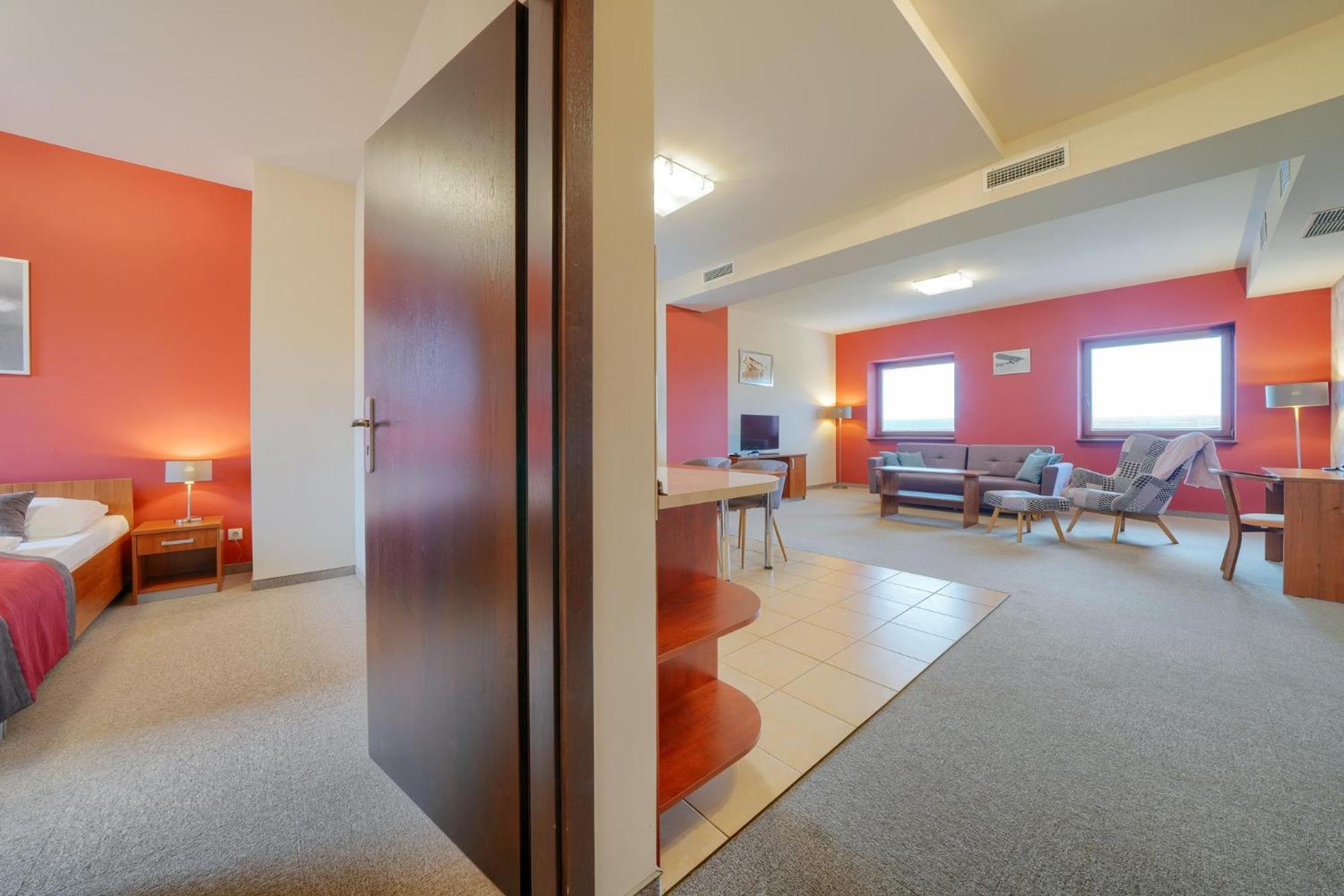 Hotel Aviator Kamien Slaski ภายนอก รูปภาพ