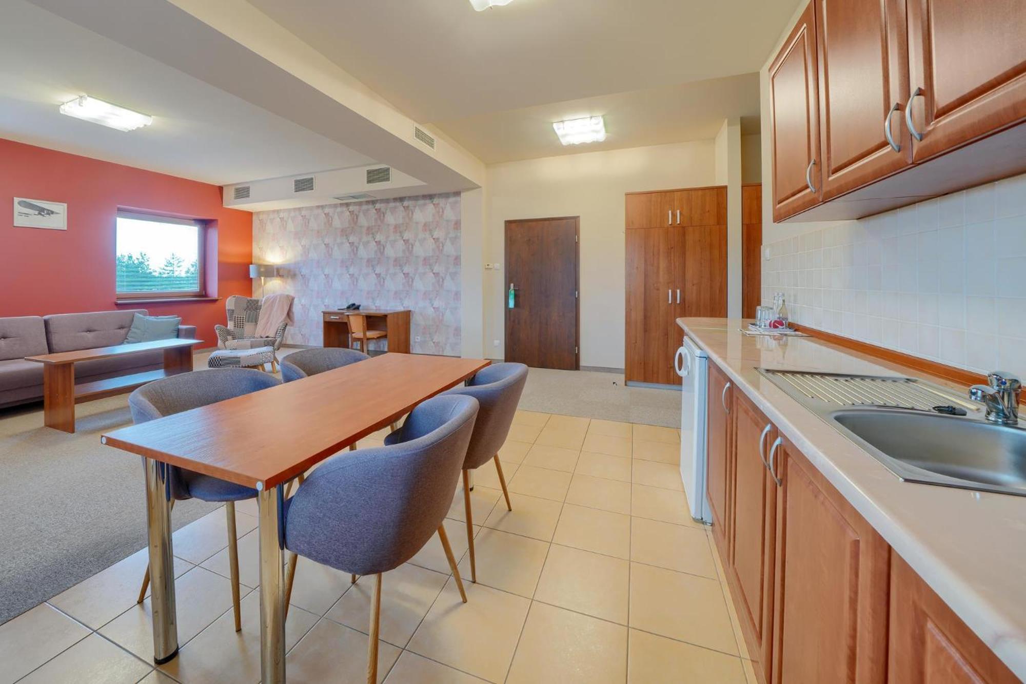 Hotel Aviator Kamien Slaski ภายนอก รูปภาพ
